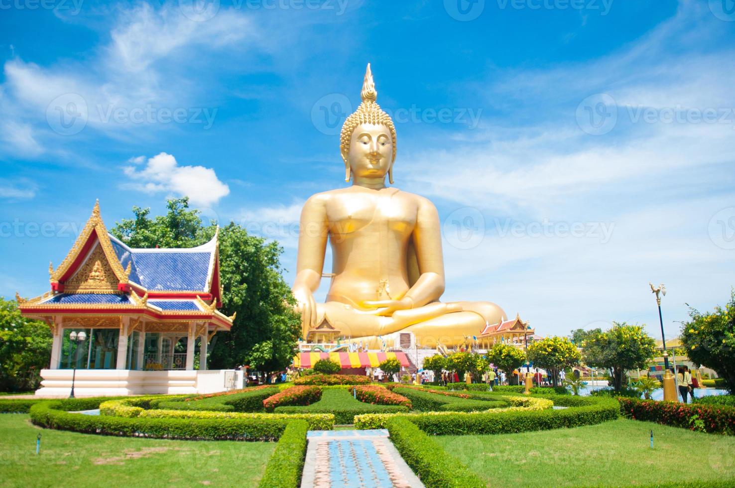 grande Buda de ouro e wat da província de tanga foto