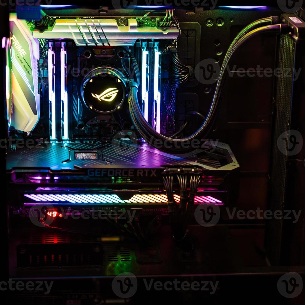 iluminação colorida do arco-íris de um computador de jogos foto