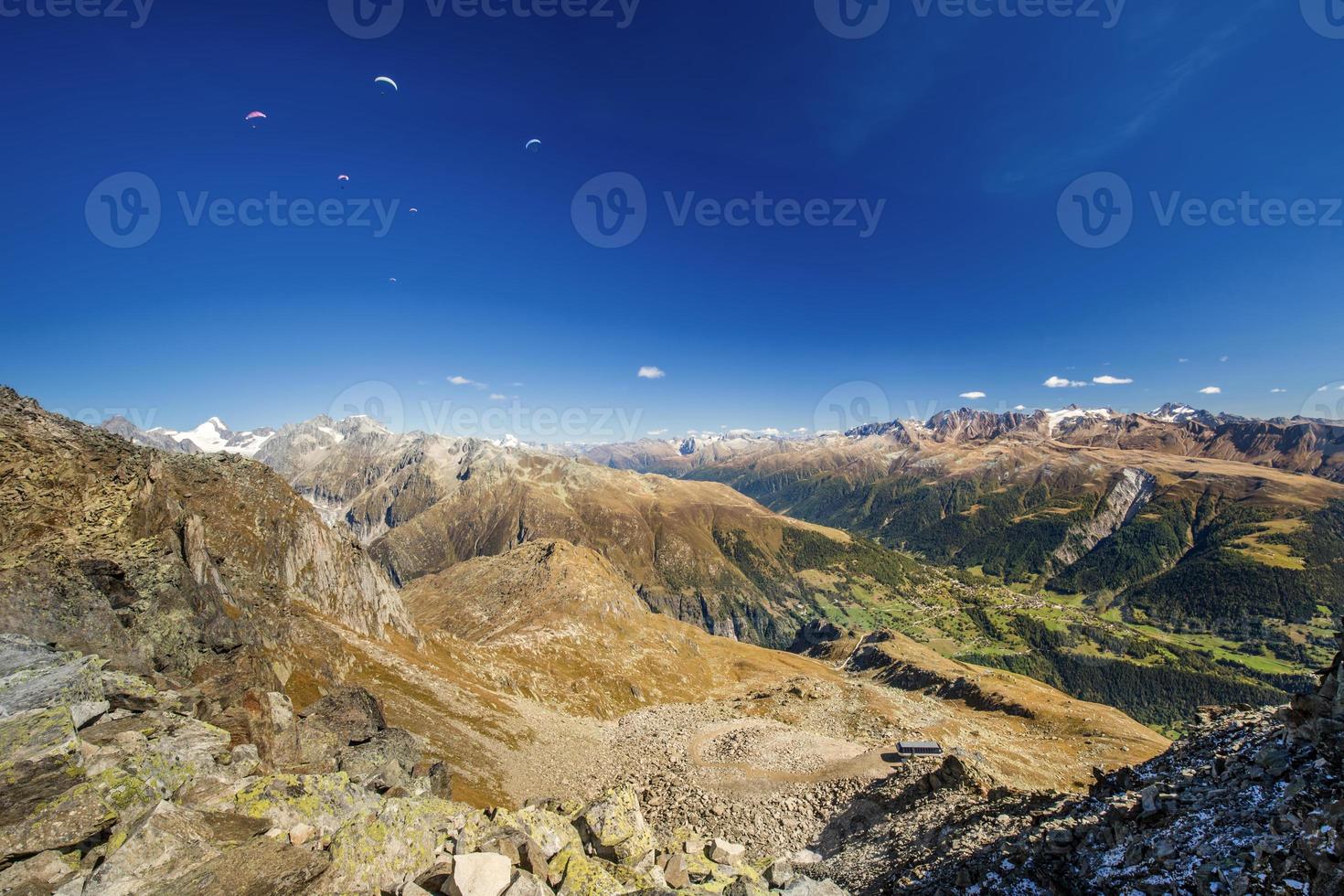 parapentes, desfrutando de uma vista majestosa para os Alpes suíços foto