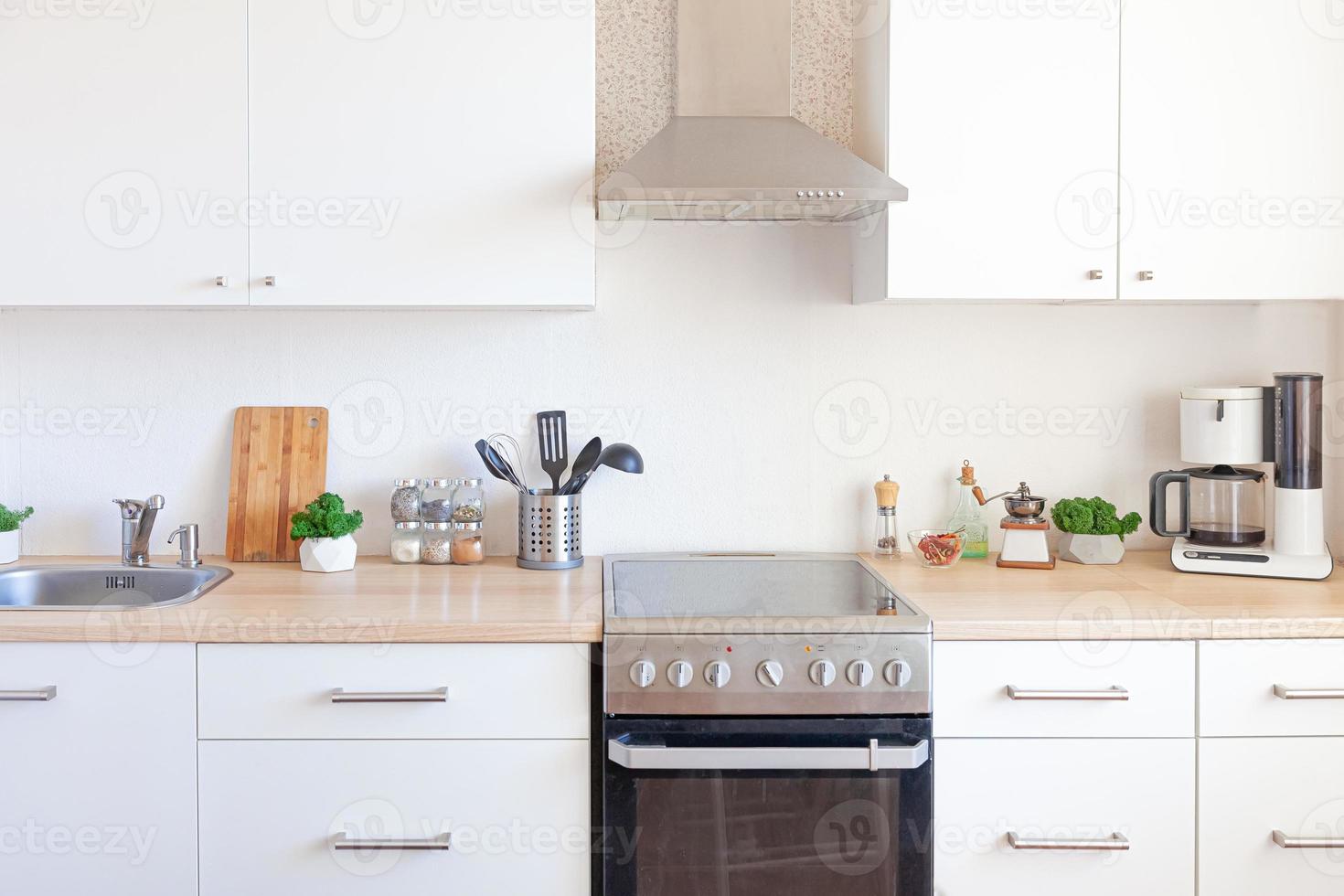 cozinha minimalista clássica escandinava com detalhes em branco e madeira. cozinha branca moderna limpa design de interiores de estilo contemporâneo. foto