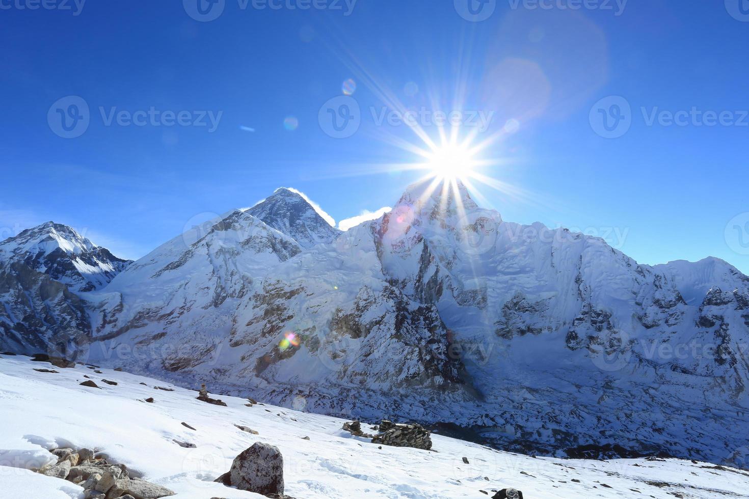 flare sobre Nuptse Summit ao lado do Everest foto