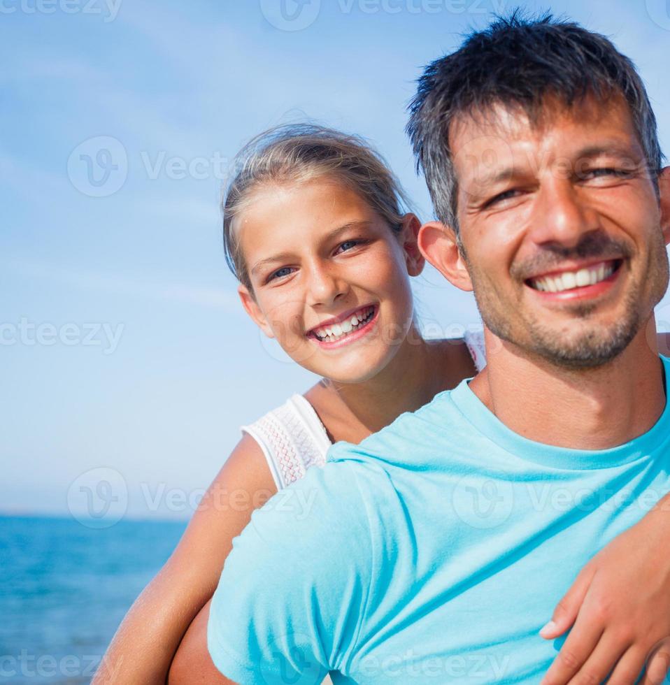 pai e filha na praia foto