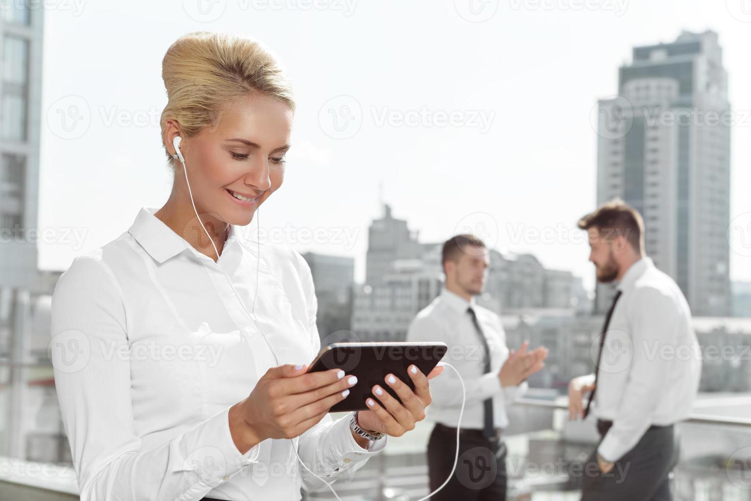 mulher de negócios atraente usando tablet ao ar livre foto