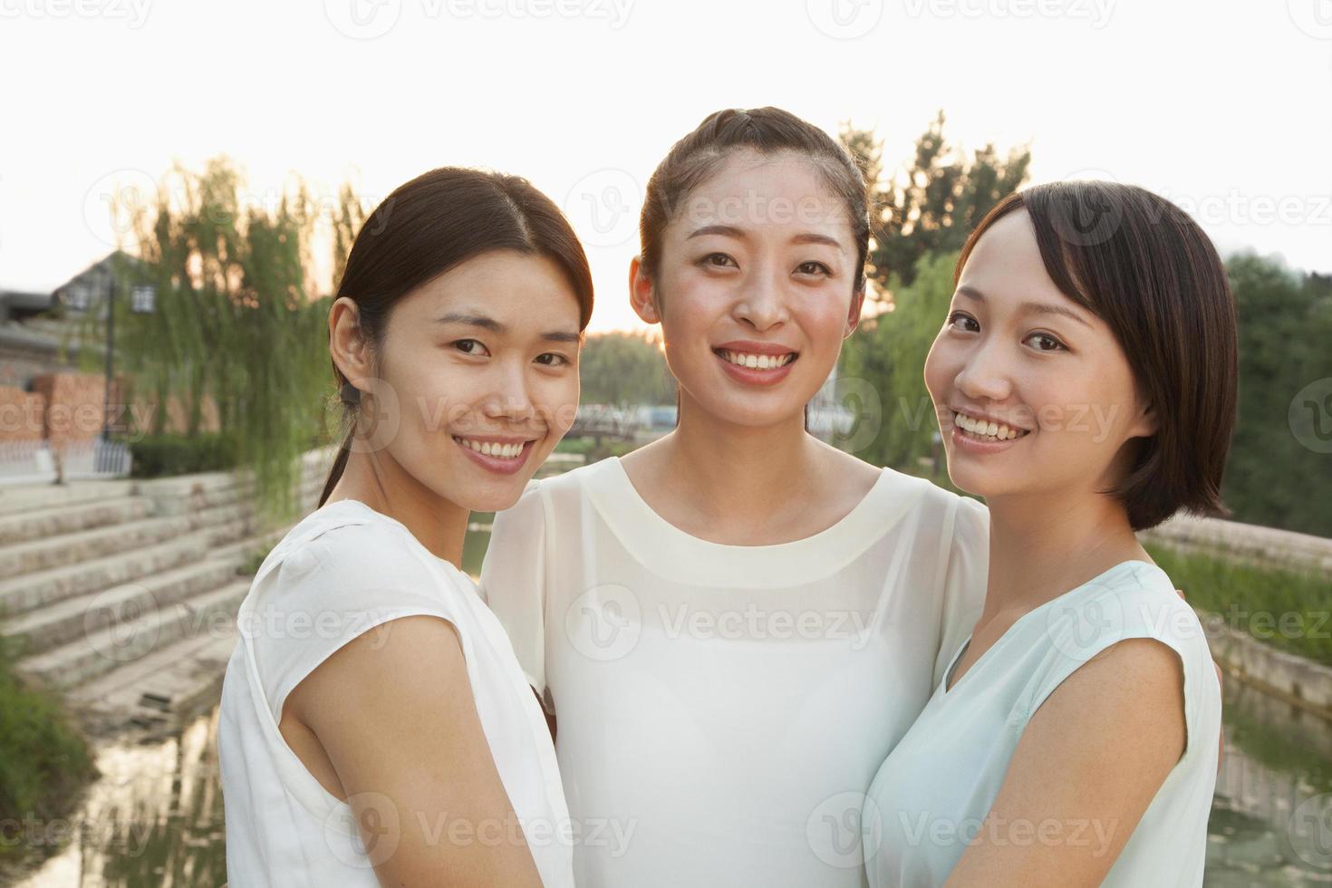 três jovens mulheres - retrato foto