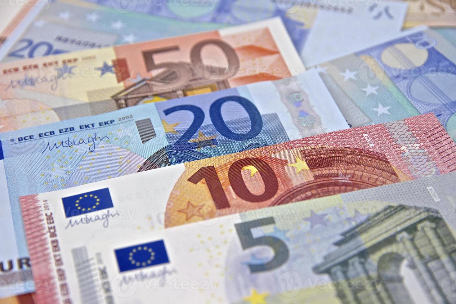 dinheiro - notas de euro - moeda da união europeia foto