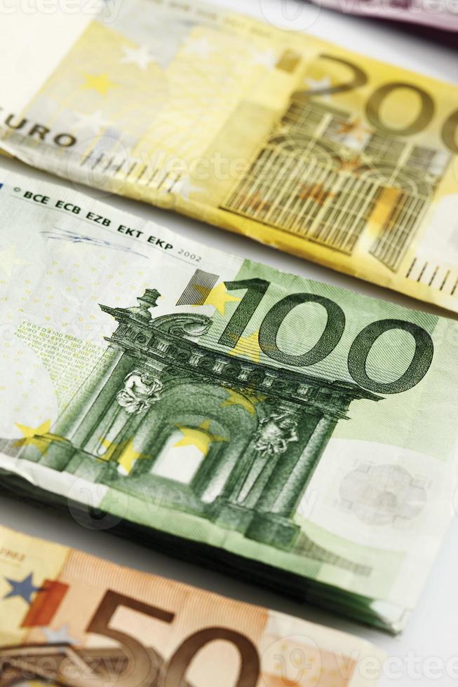 várias notas de banco seguidas de euro foto