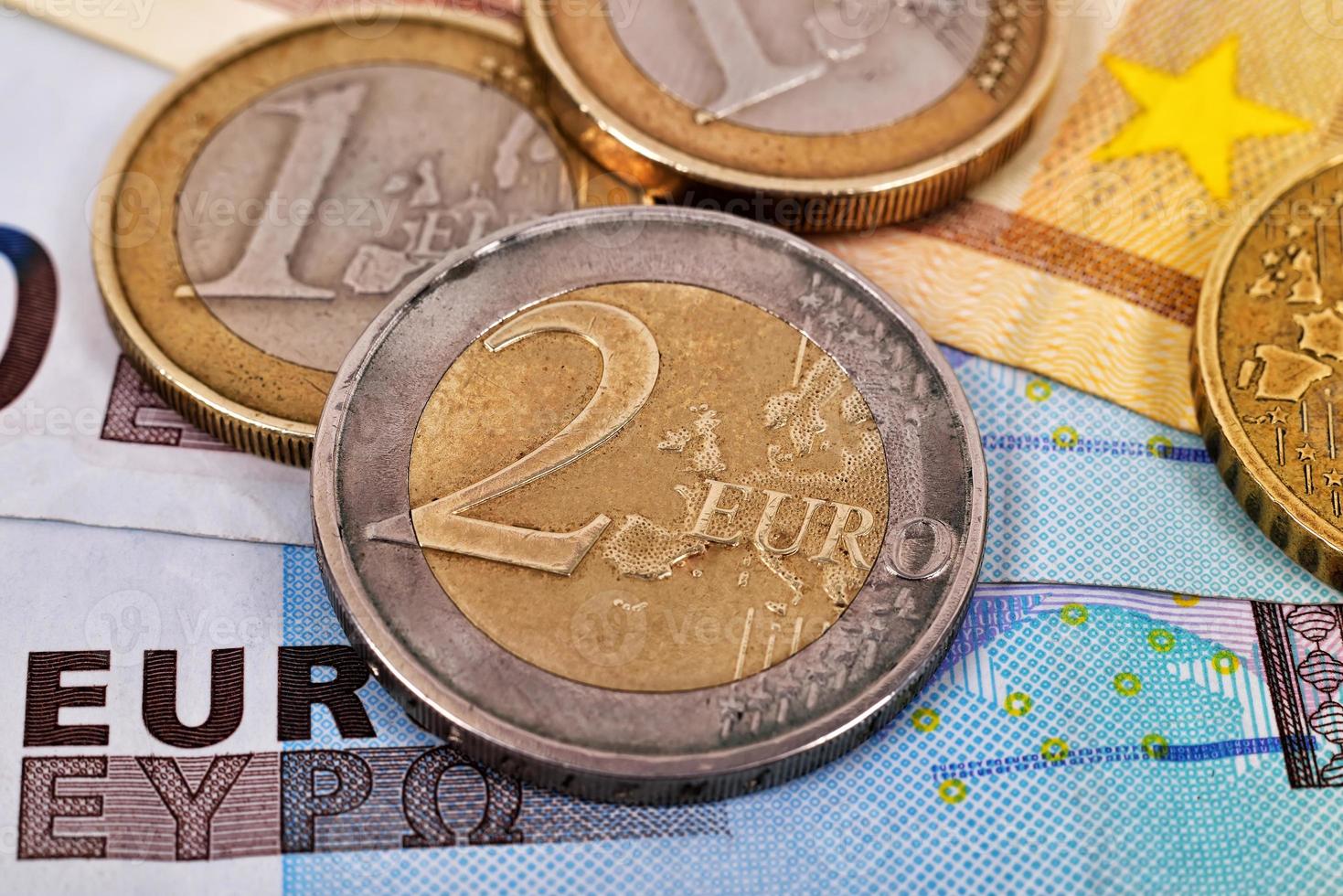 notas e moedas de euro foto