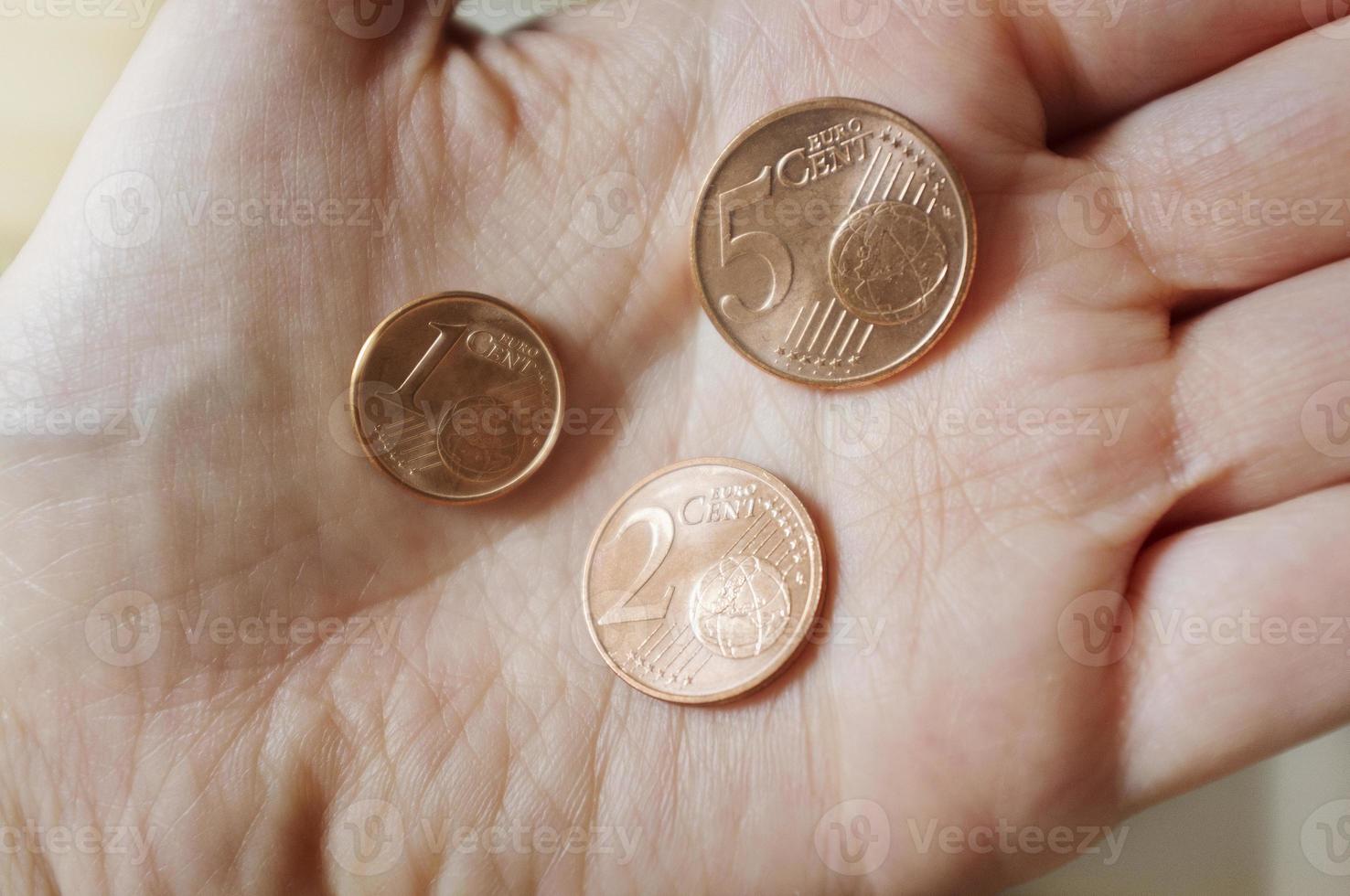 moedas de euro cooper na mão foto