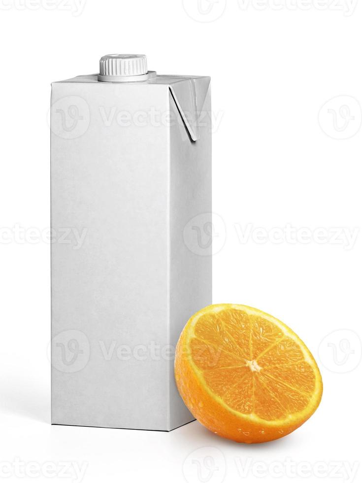 laranja e caixa de suco de frutas branco vazio isolado no fundo branco foto