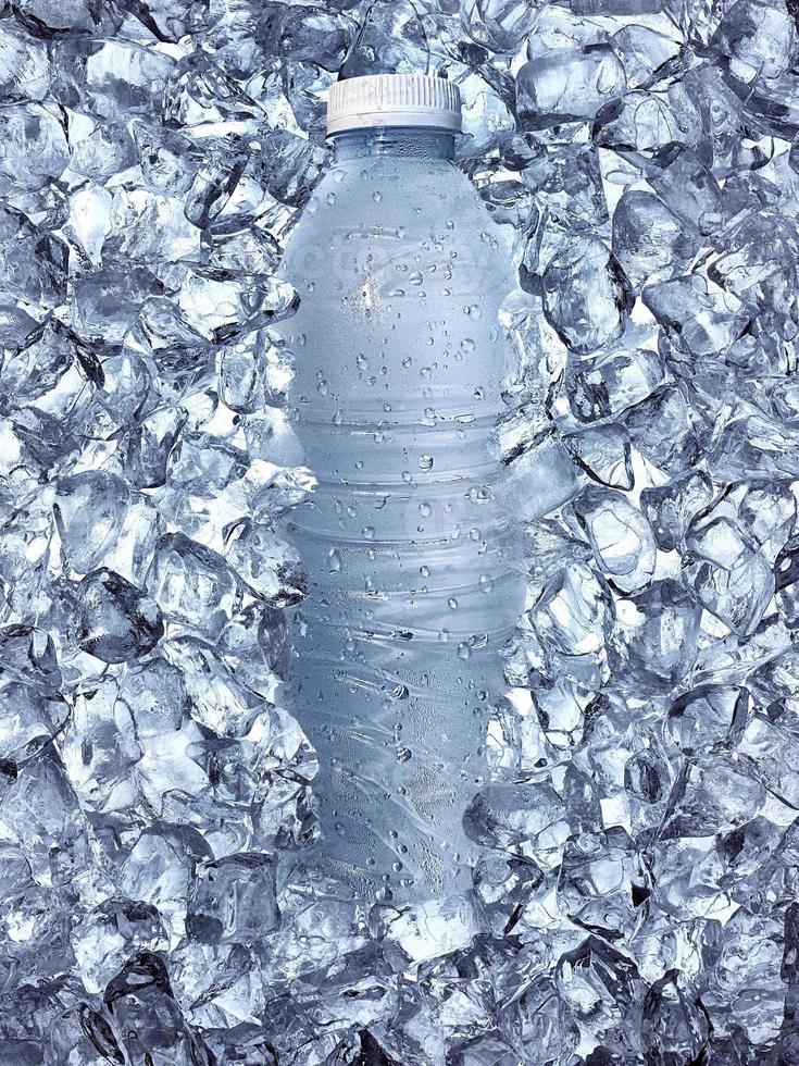 close-up de uma garrafa de água no gelo foto