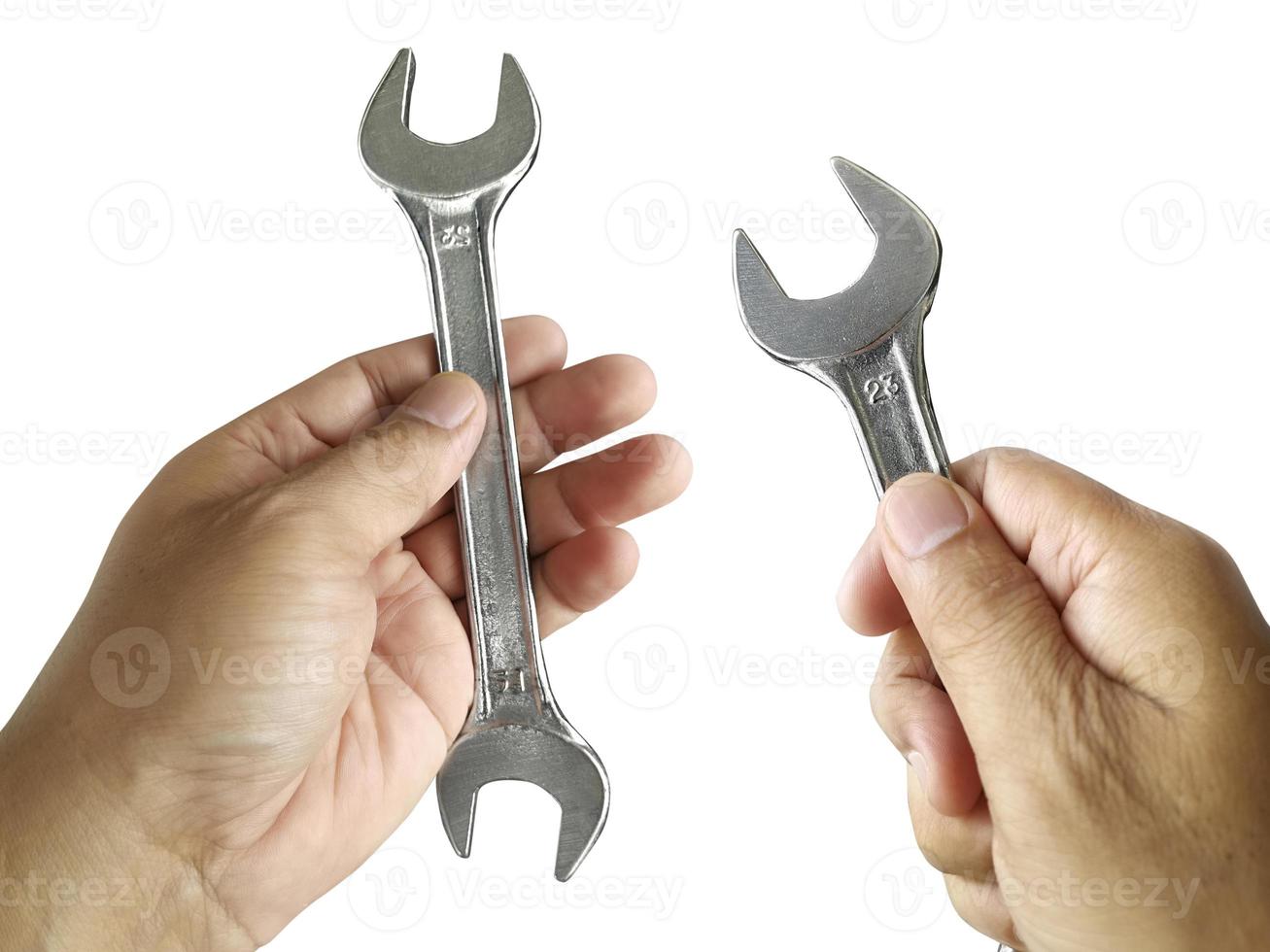 mão segurando a chave inglesa ajustável ou chave ajustável isolada no fundo branco foto