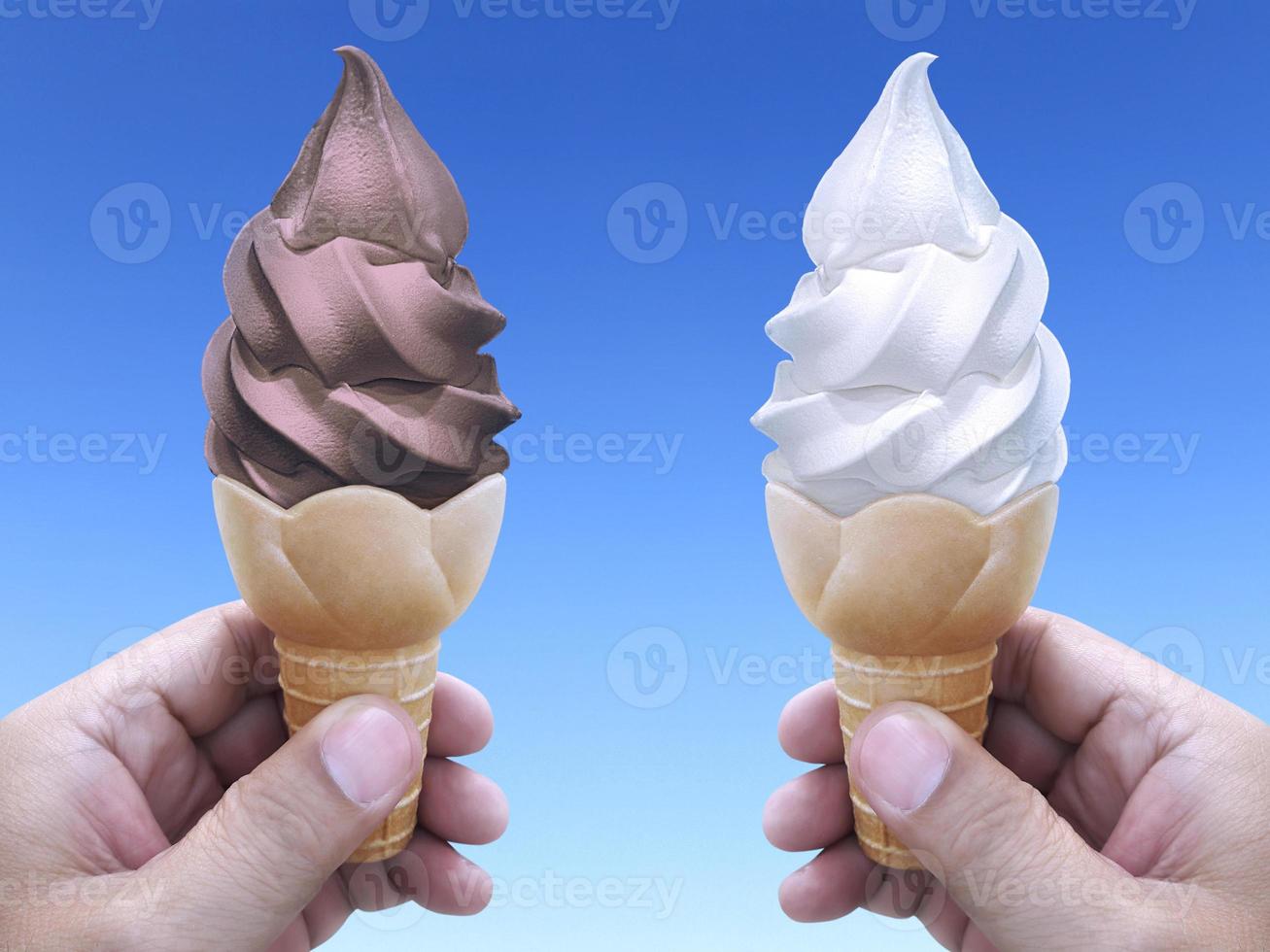 mão de homem segurando uma casquinha de sorvete no fundo. o céu azul foto