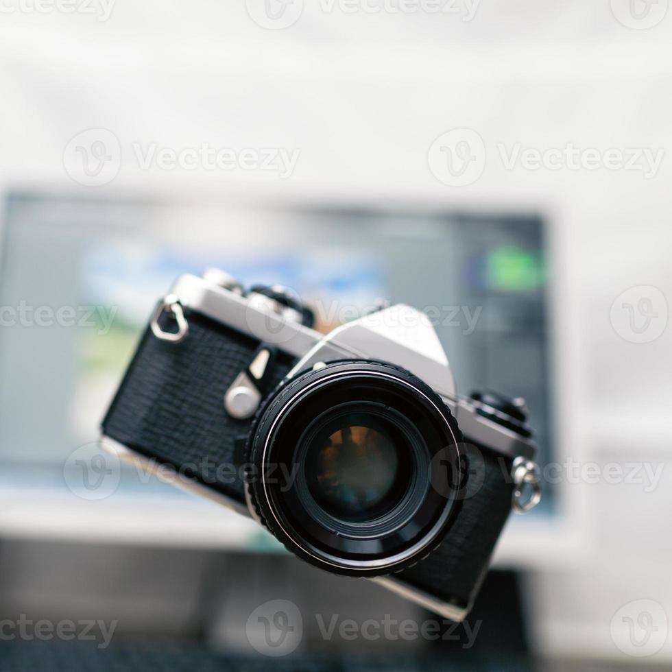 câmera, fotografia analógica sobre fundo de nova tecnologia foto