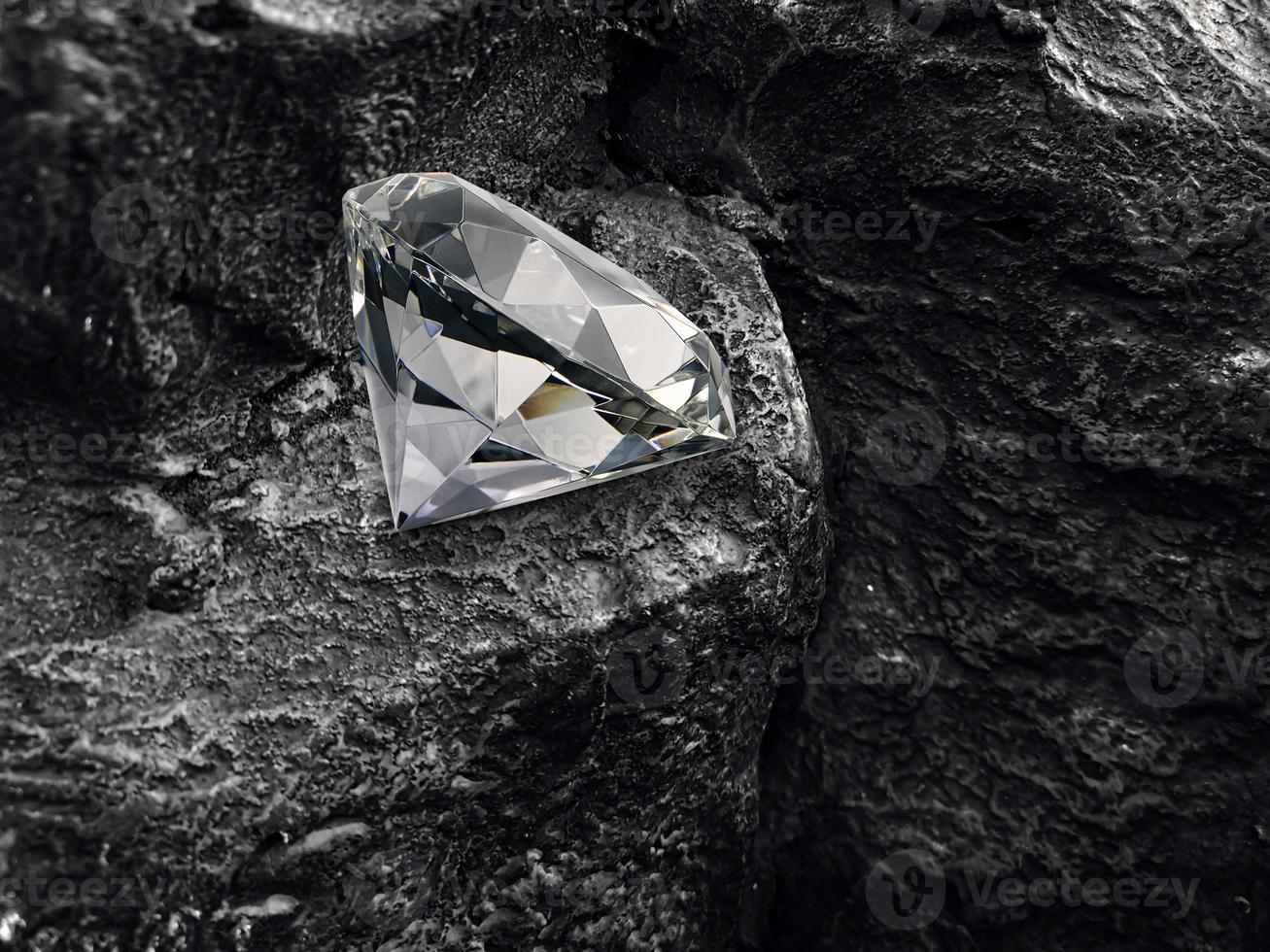 diamante em fundo de carvão preto foto