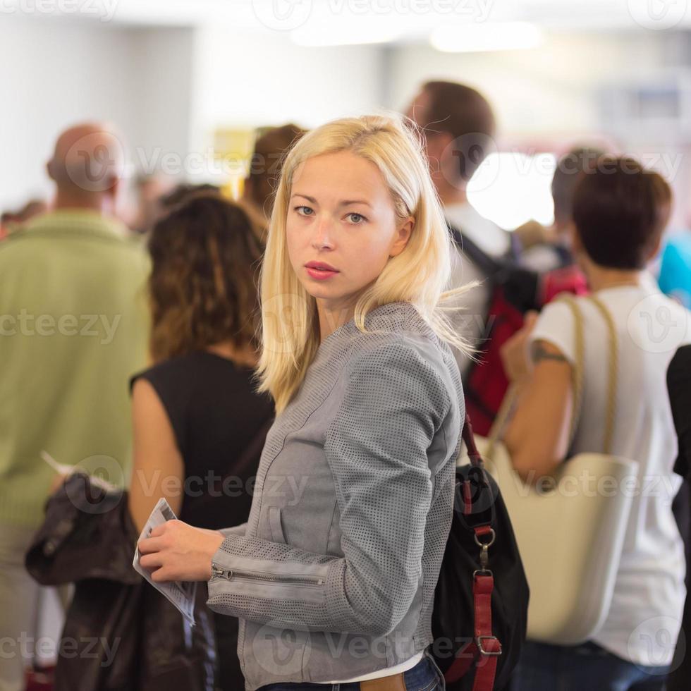 jovem loira caucsian esperando na fila. foto