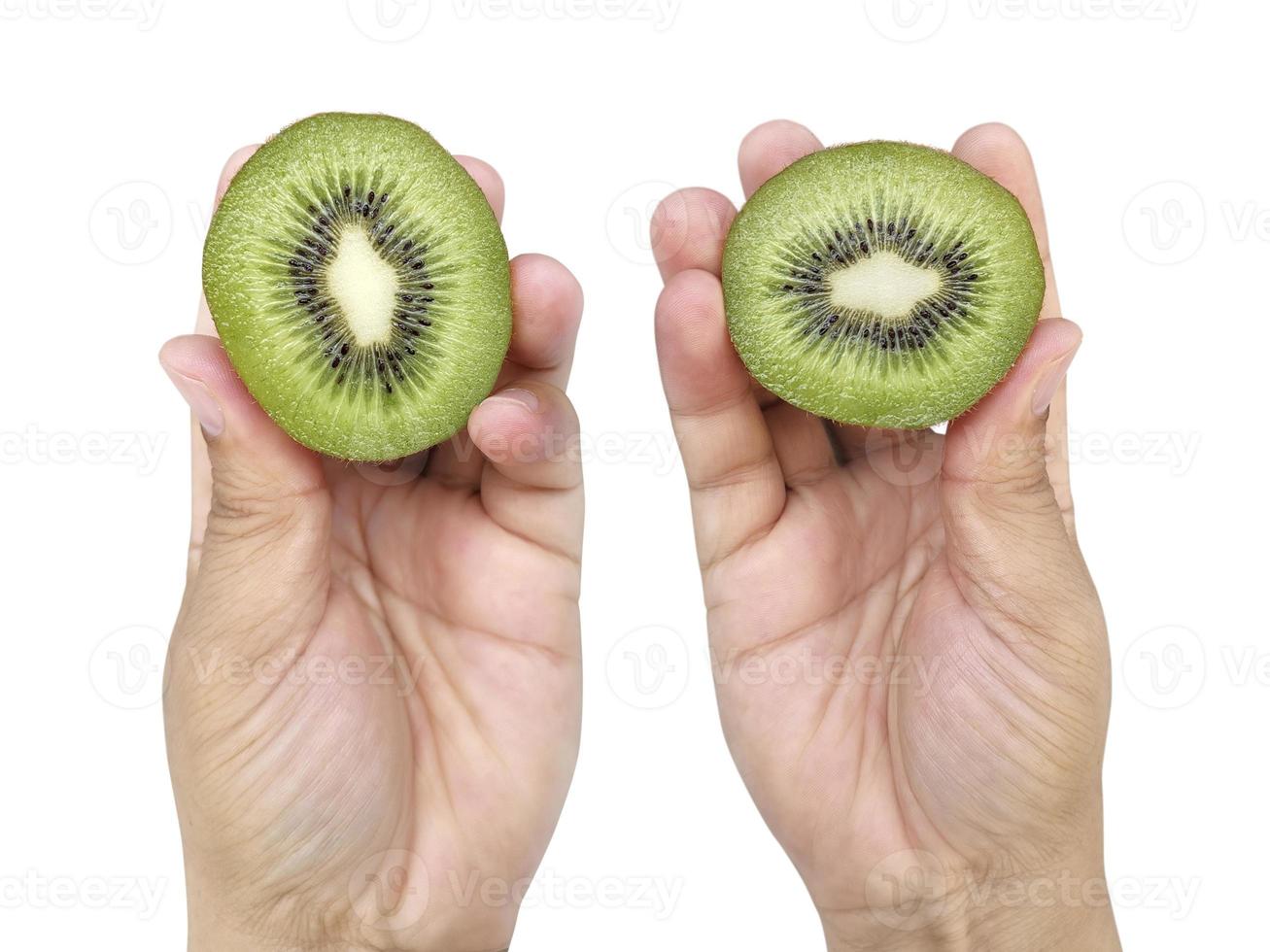 mão segura metade fatiada de kiwi isolado no fundo branco foto