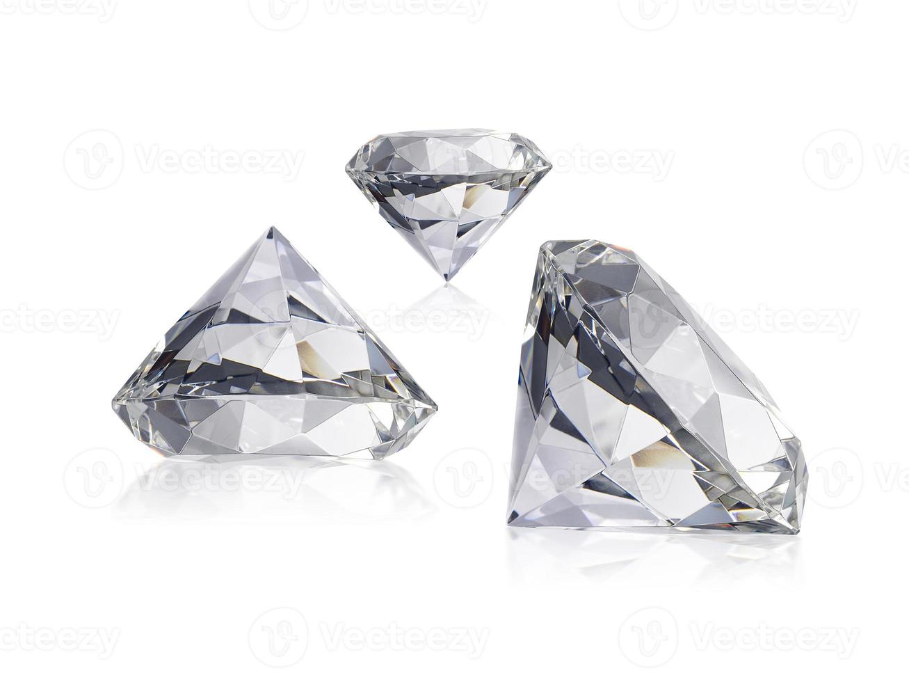 diamante deslumbrante em fundo branco foto