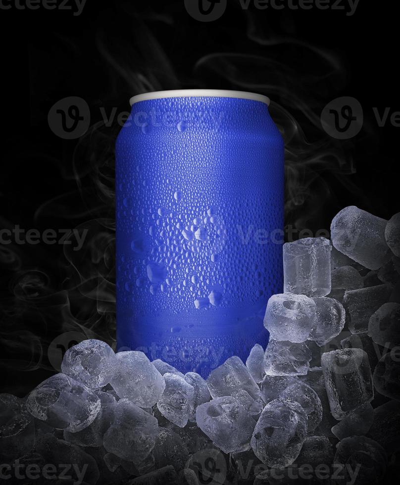 lata de bebida gelada, cubo de gelo suculento. bebida refrescante de verão foto