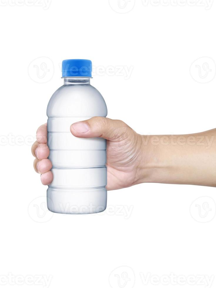 uma mão de homem com garrafa de água isolada no fundo branco foto