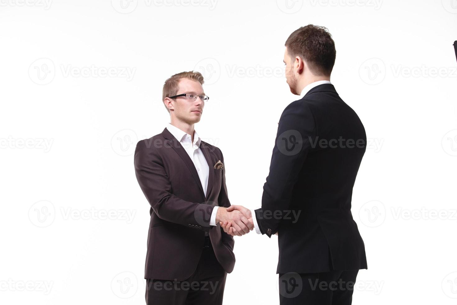 dois empresários apertem as mãos foto