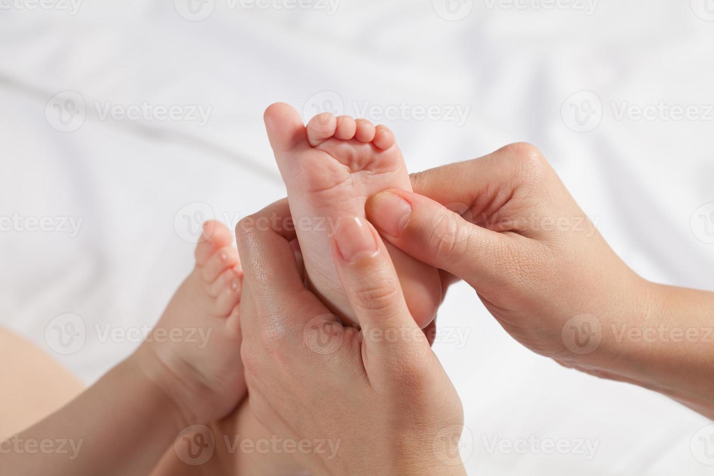 massagem bebê foto