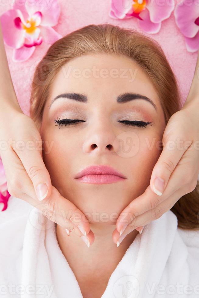 jovem mulher recebendo massagem foto