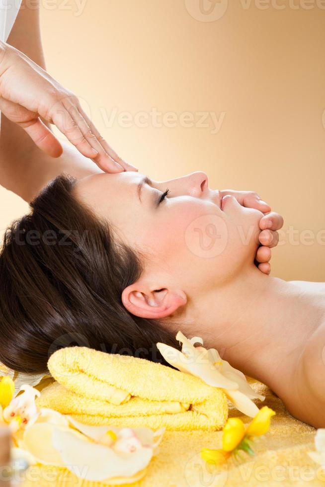 mulher recebendo massagem na cabeça no spa foto