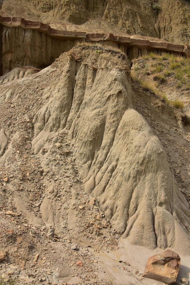 erodindo formações rochosas geológicas no ermo da Dakota do Norte foto