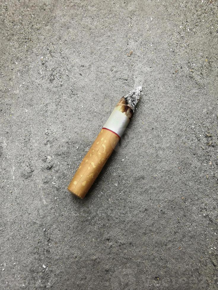 bitucas de cigarro. Fumar é ruim para sua saúde foto