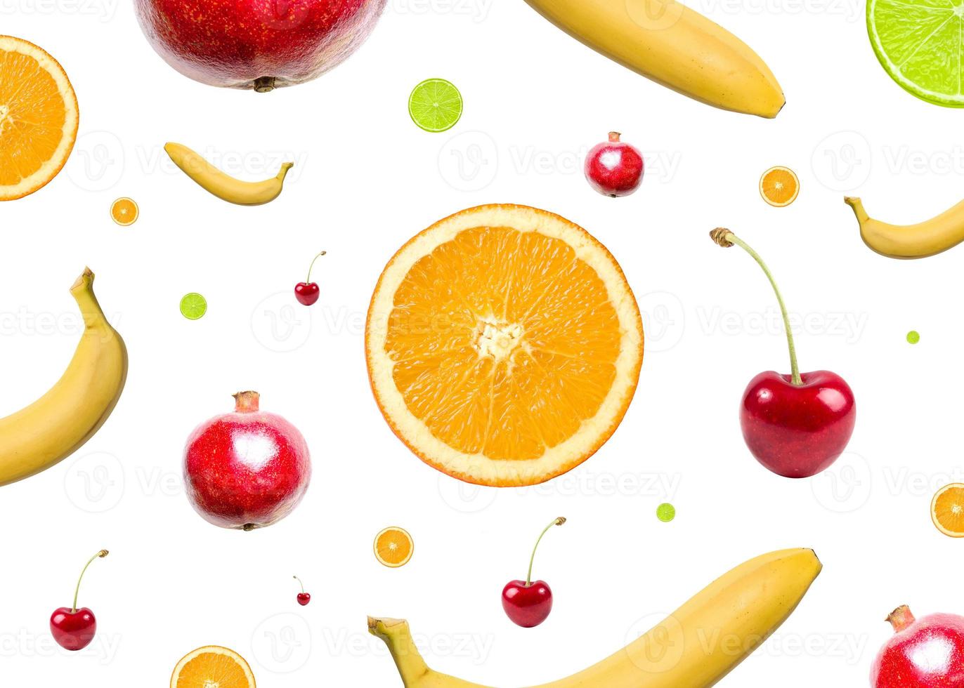 frutas coloridas em um fundo branco foto