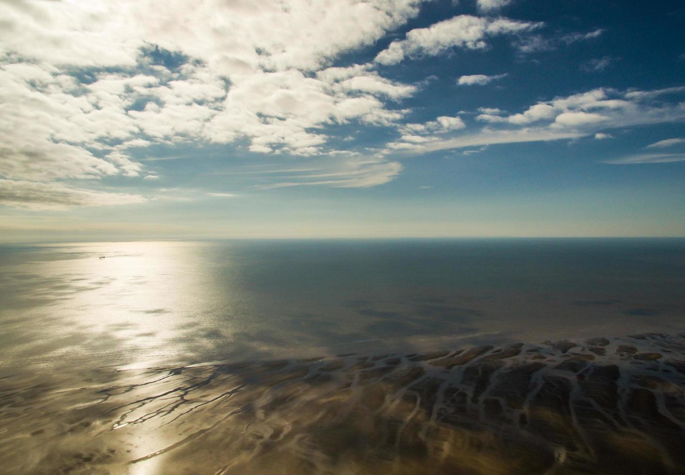vista aérea para o oceano na europa foto