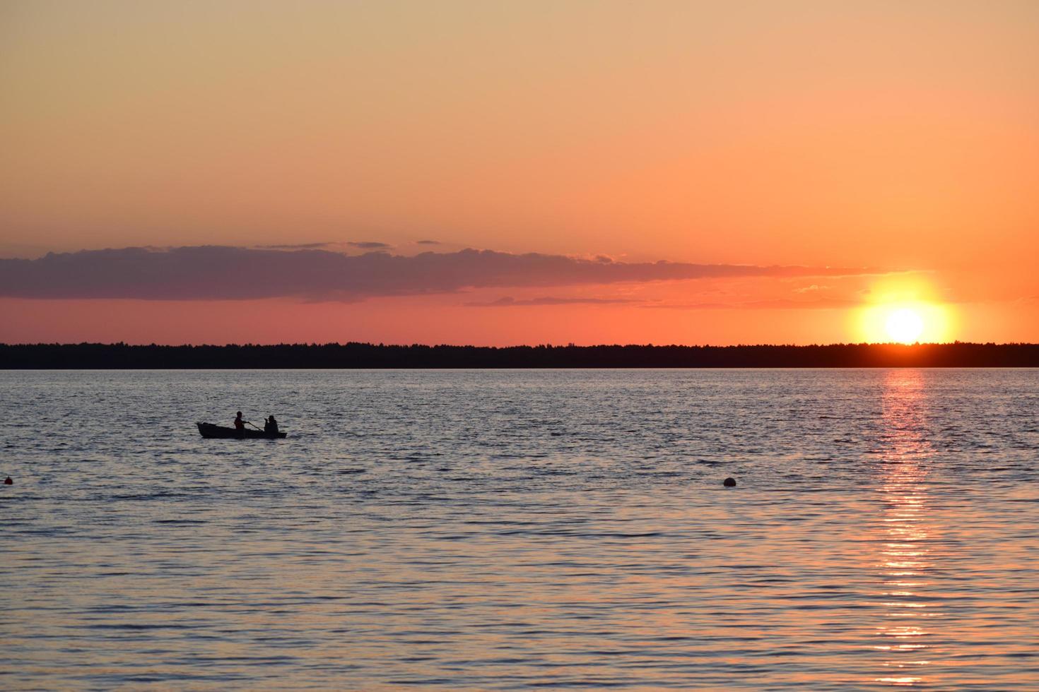 barco no lago na lituânia foto