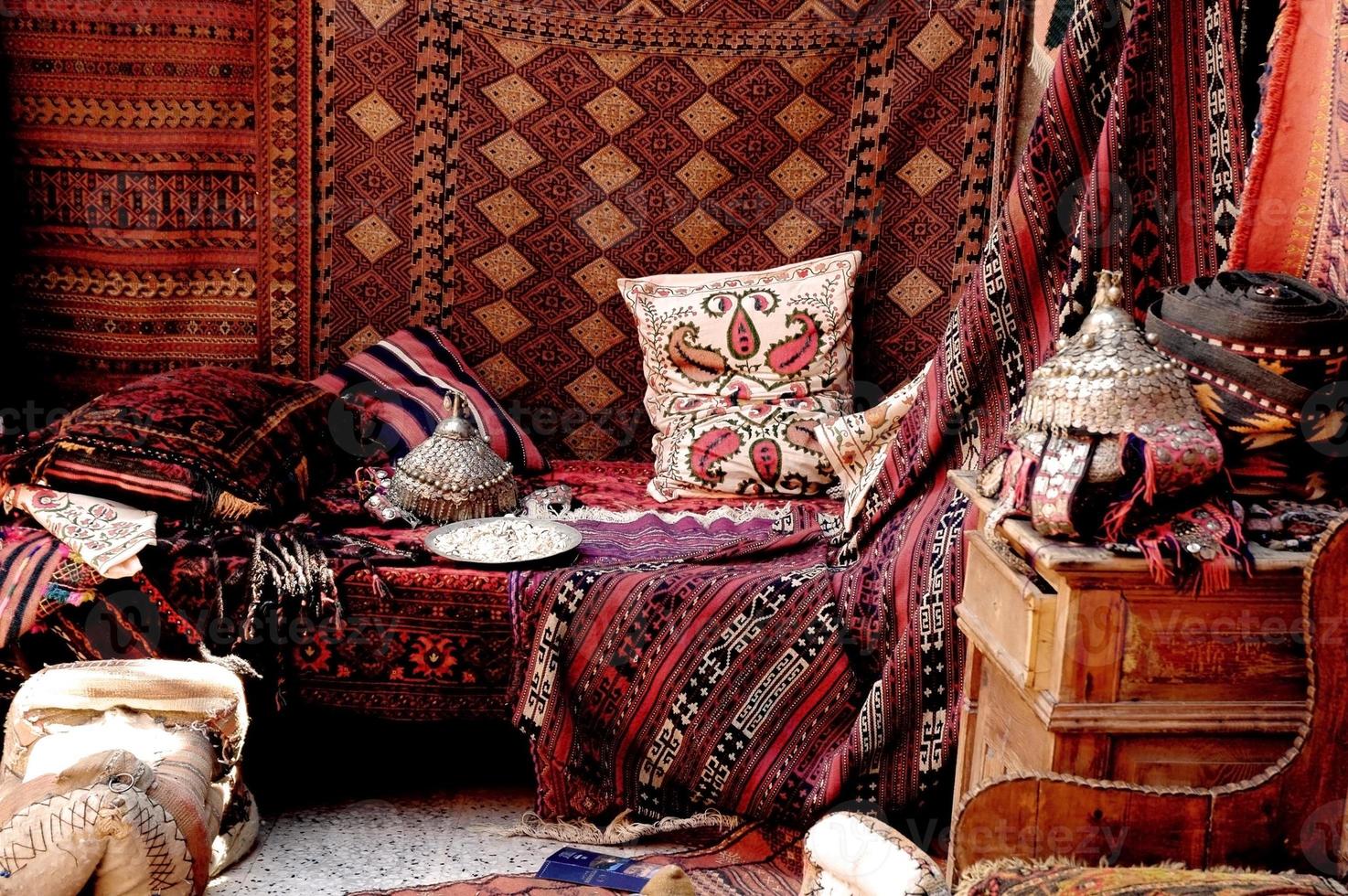 um olhar bonito dentro de uma loja de tapetes turcos em um bazar foto