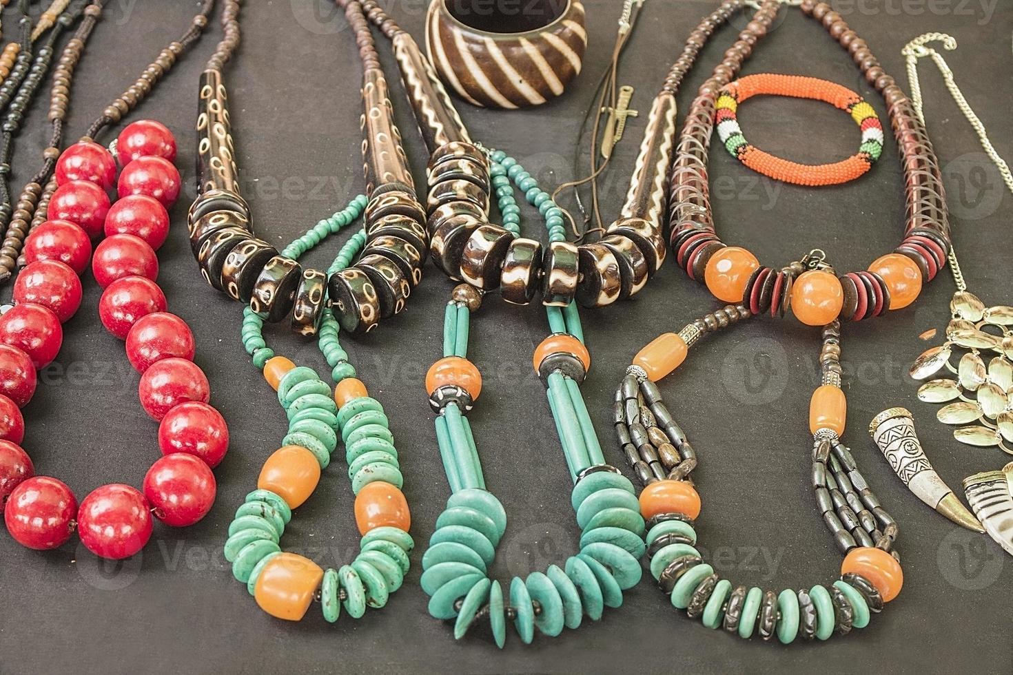 pulseiras artesanais tradicionais africanas de miçangas, colares, pingentes. foto
