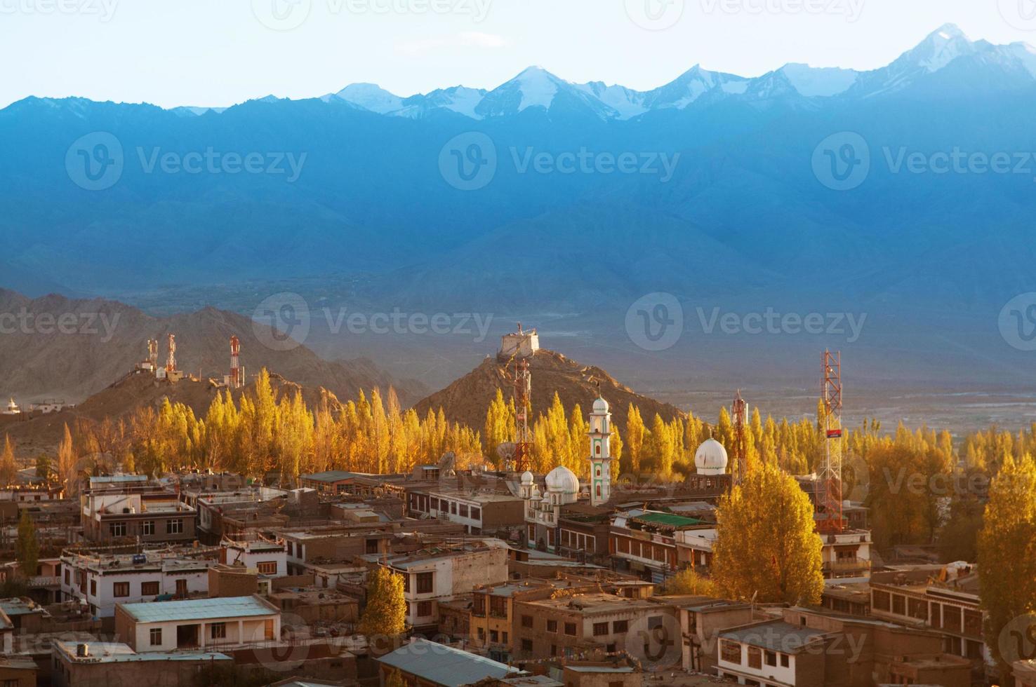 cidade de leh ladakh norte da índia foto
