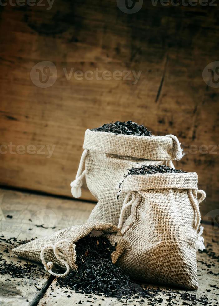 chá indiano preto seco em um sacos de estopa foto