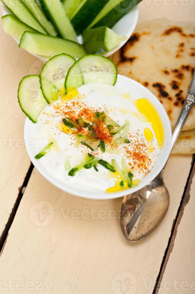 salada árabe árabe de iogurte e pepino de cabra foto
