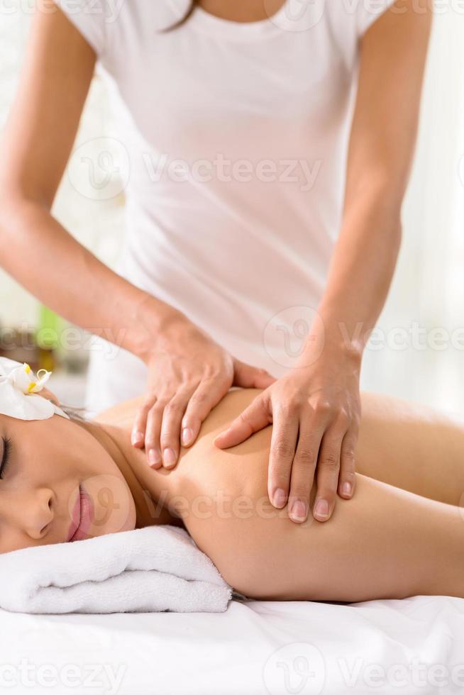 massagem nas costas foto