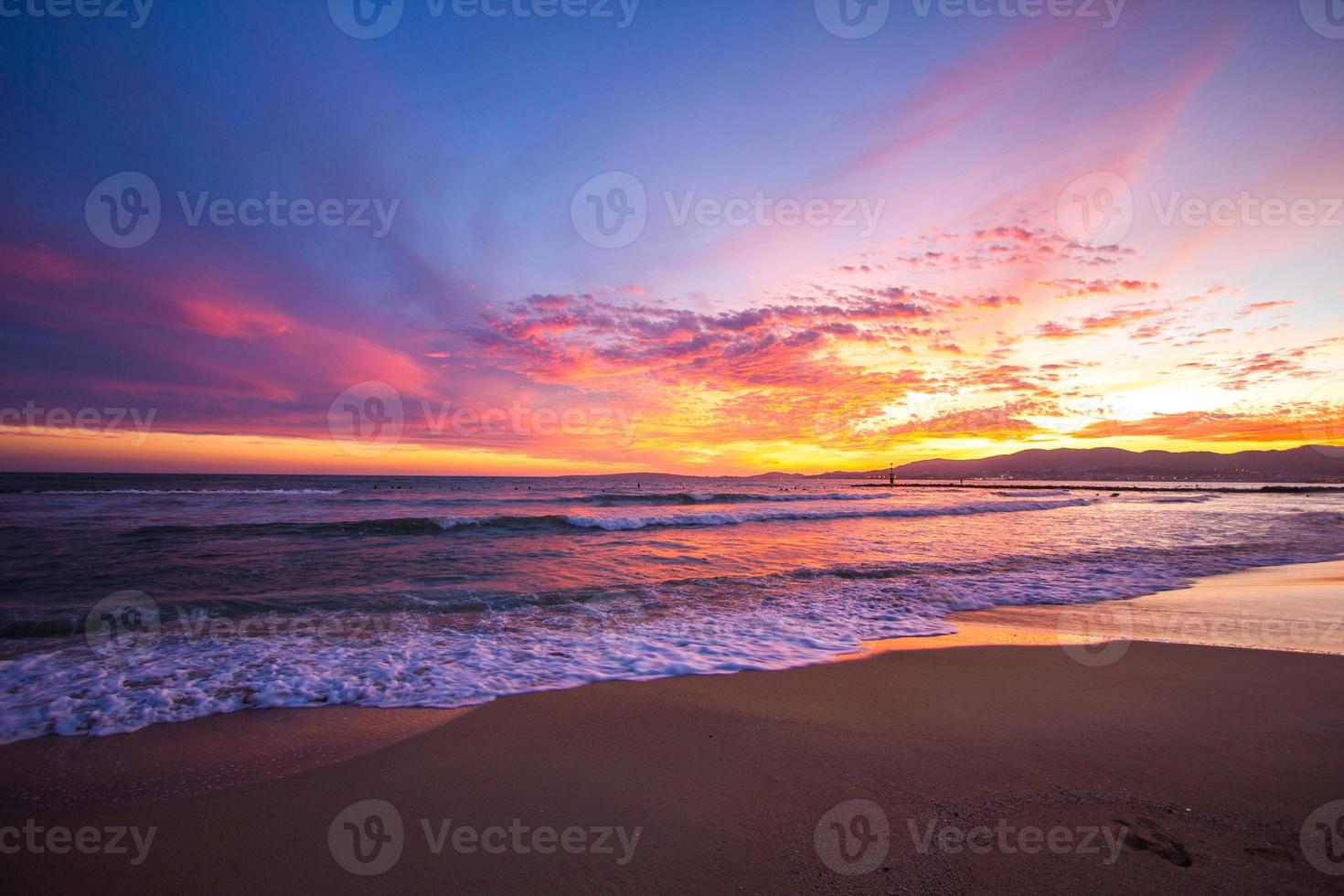 pôr do sol tropical areia praia mar tece palm guarda-chuva maiorca mallorca foto