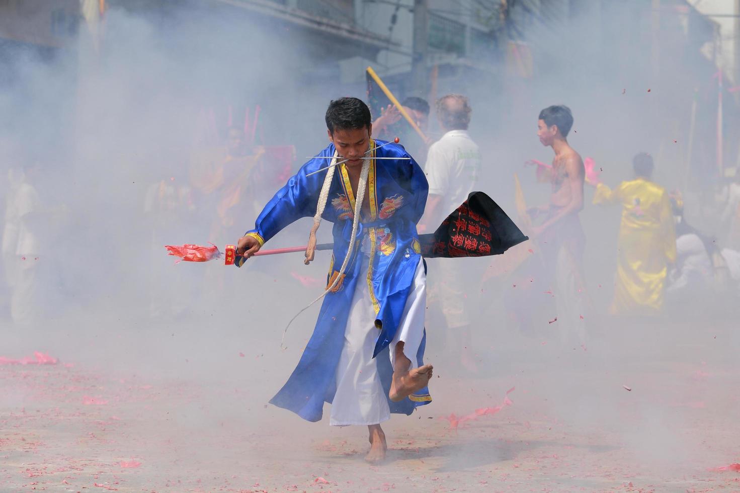 korat, tailândia - 27 de outubro devoto não identificado do festival vegetariano, pessoa que convida os espíritos dos deuses a possuir seus corpos em 16 de outubro de 2015 em korat, tailândia foto