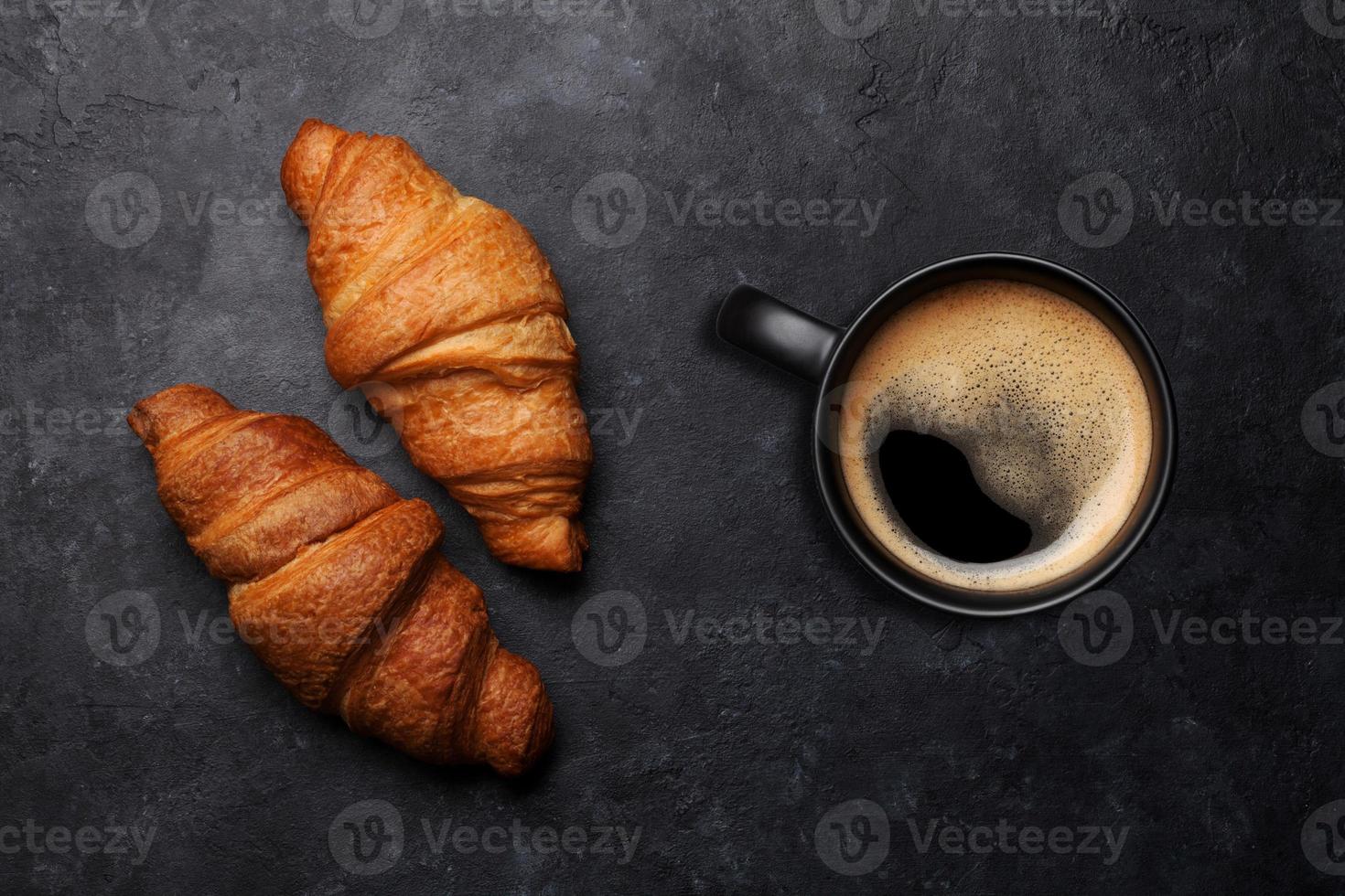 xícara de café com croissants foto