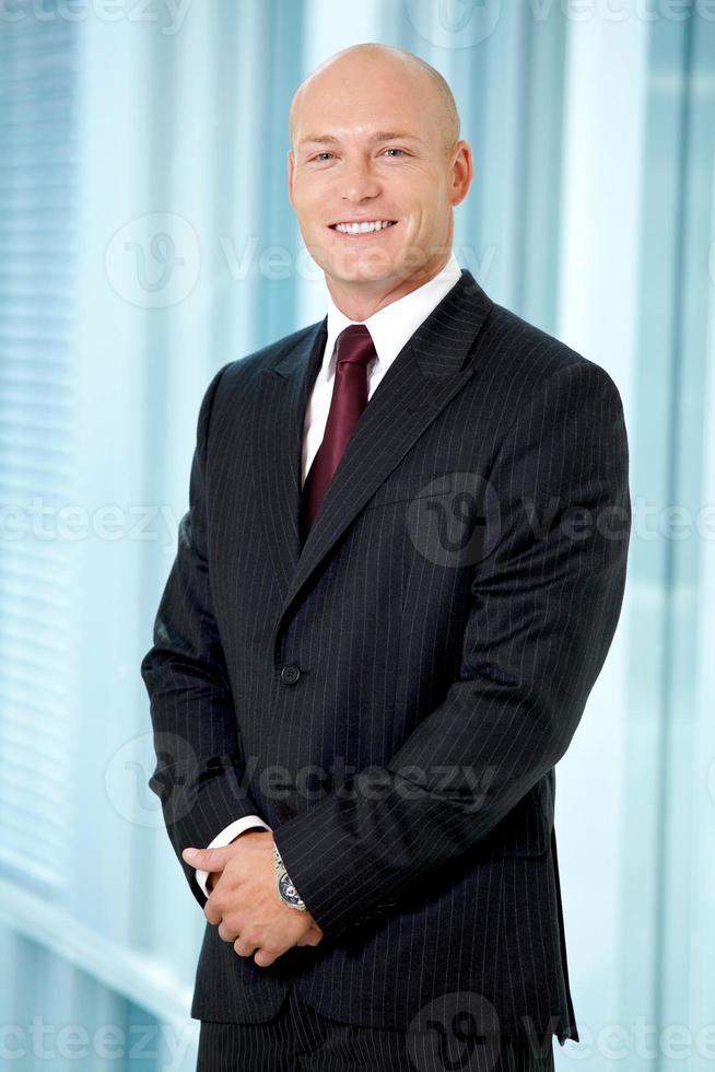 retrato de jovem empresário caucasiano no escritório foto