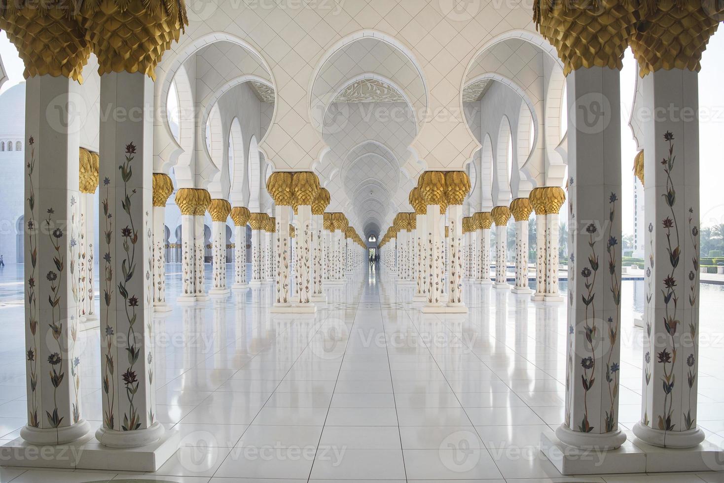 colunata de mármore na mesquita sheikh zayed foto