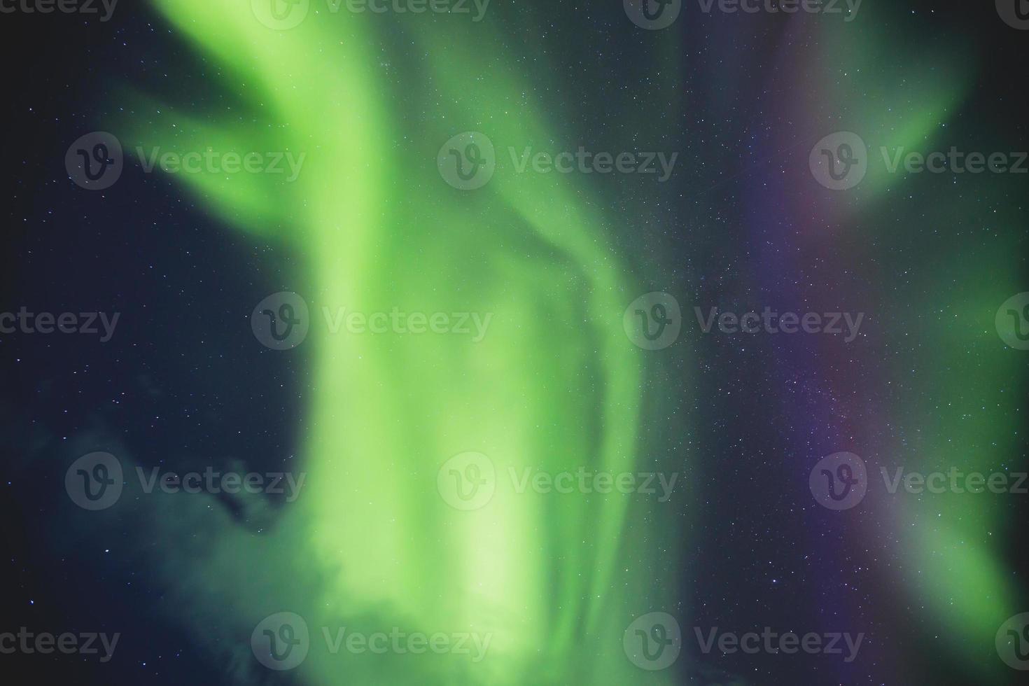 aurora boreal massiva e vibrante aurora boreal na noruega, ilhas lofoten foto