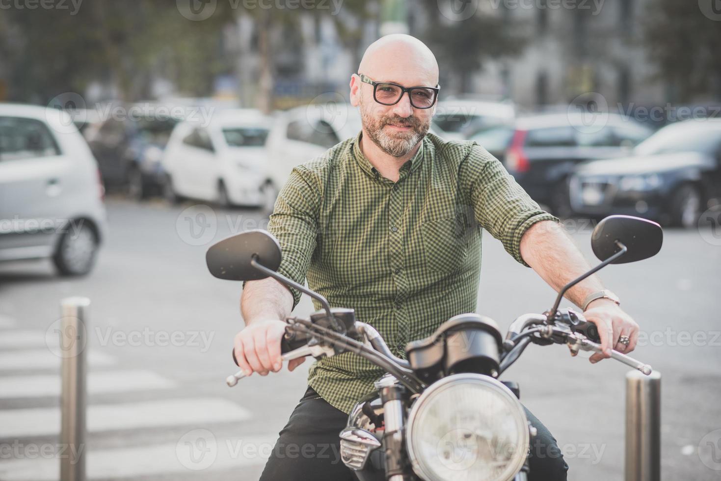 motociclista bonito homem de meia idade foto
