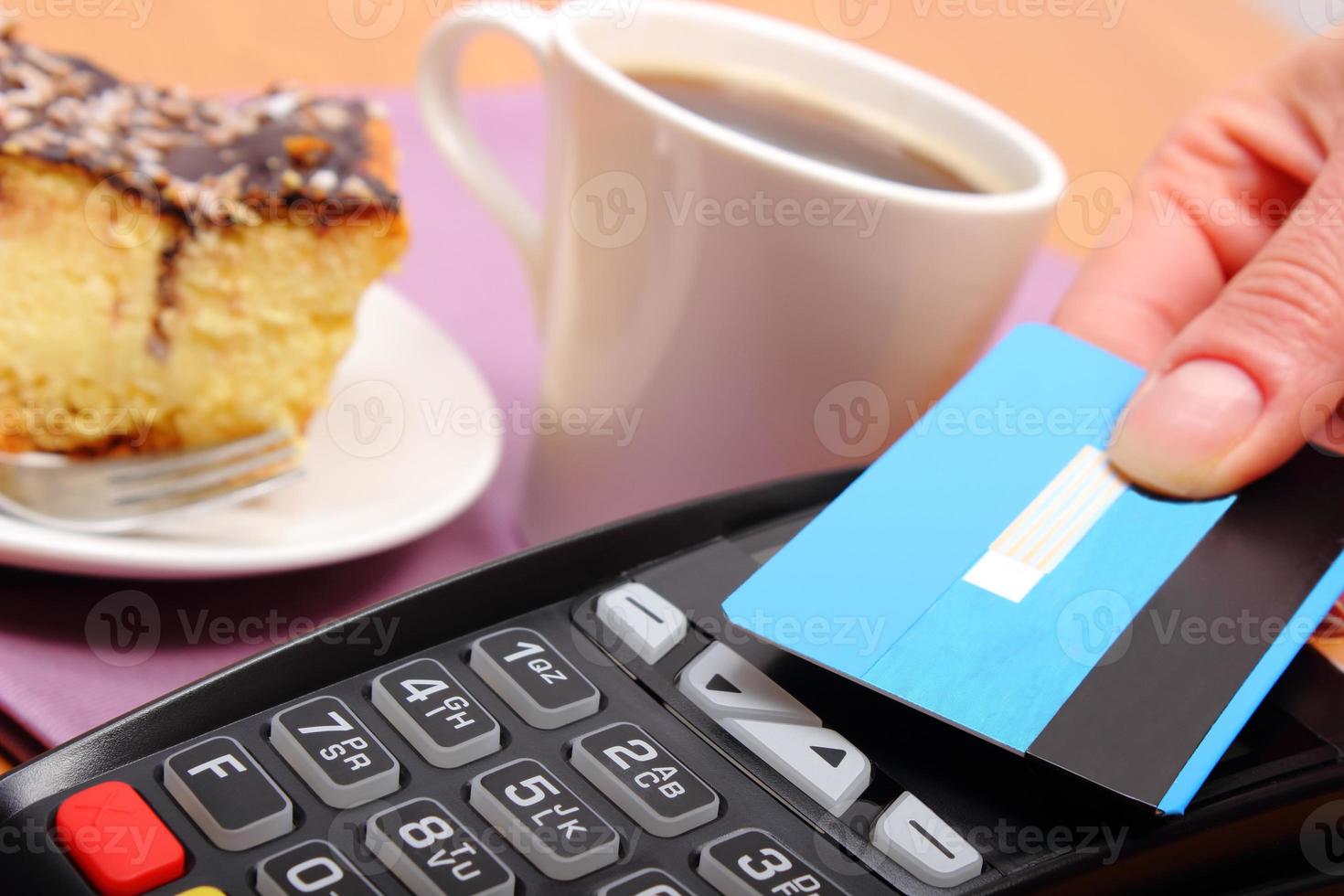 pagar com cartão de crédito sem contato no café, conceito de finanças foto