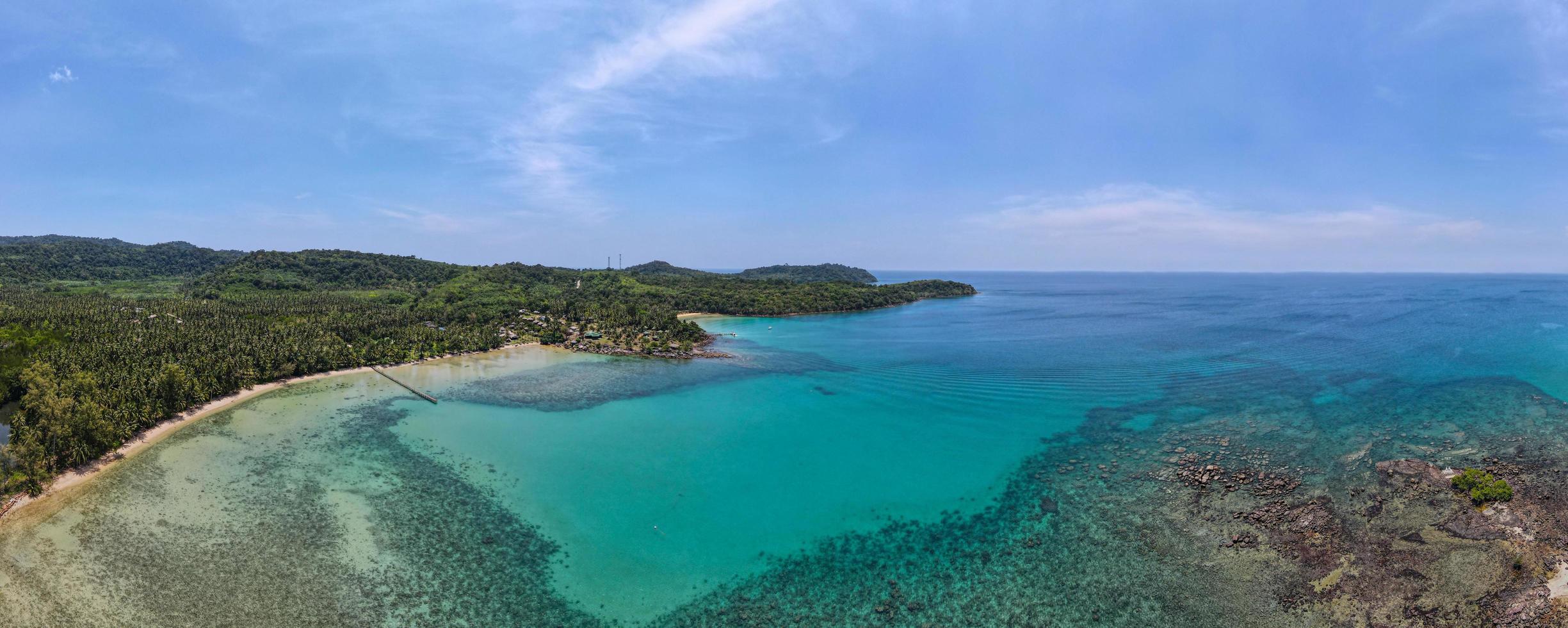 vista aérea da natureza tropical paraíso ilha praia ordenar um bom tempo de verão bonito na praia com água clara e céu azul em koh kood ou ko kut, tailândia. foto