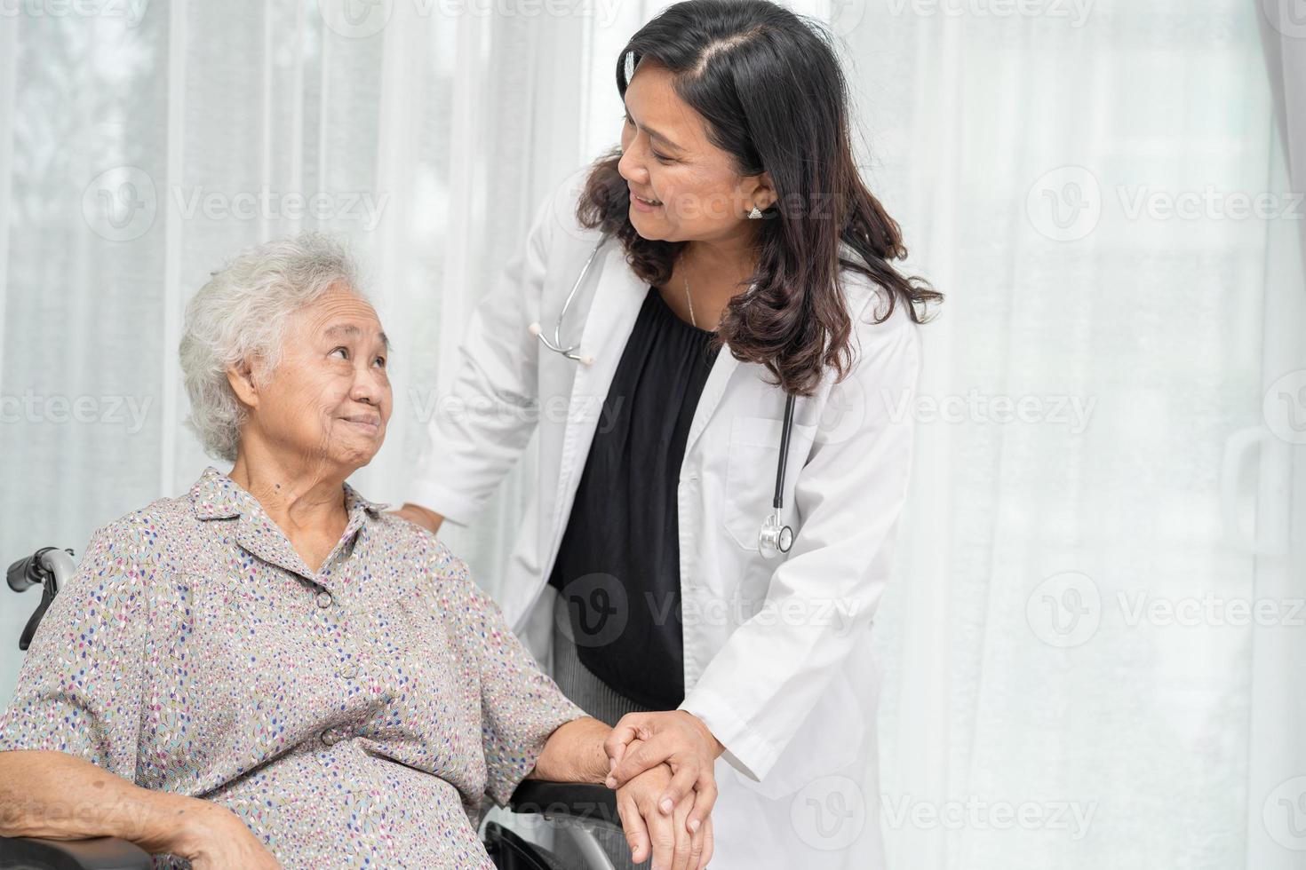 médico, ajuda e cuidados, paciente idoso asiático ou idosa senhora sentada em uma cadeira de rodas na enfermaria do hospital de enfermagem, conceito médico forte e saudável foto