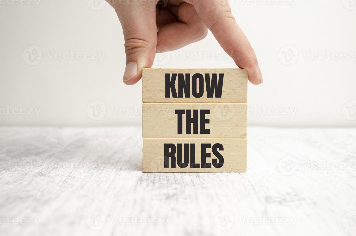 conheça a palavra de regras em blocos de madeira isolados no fundo branco foto