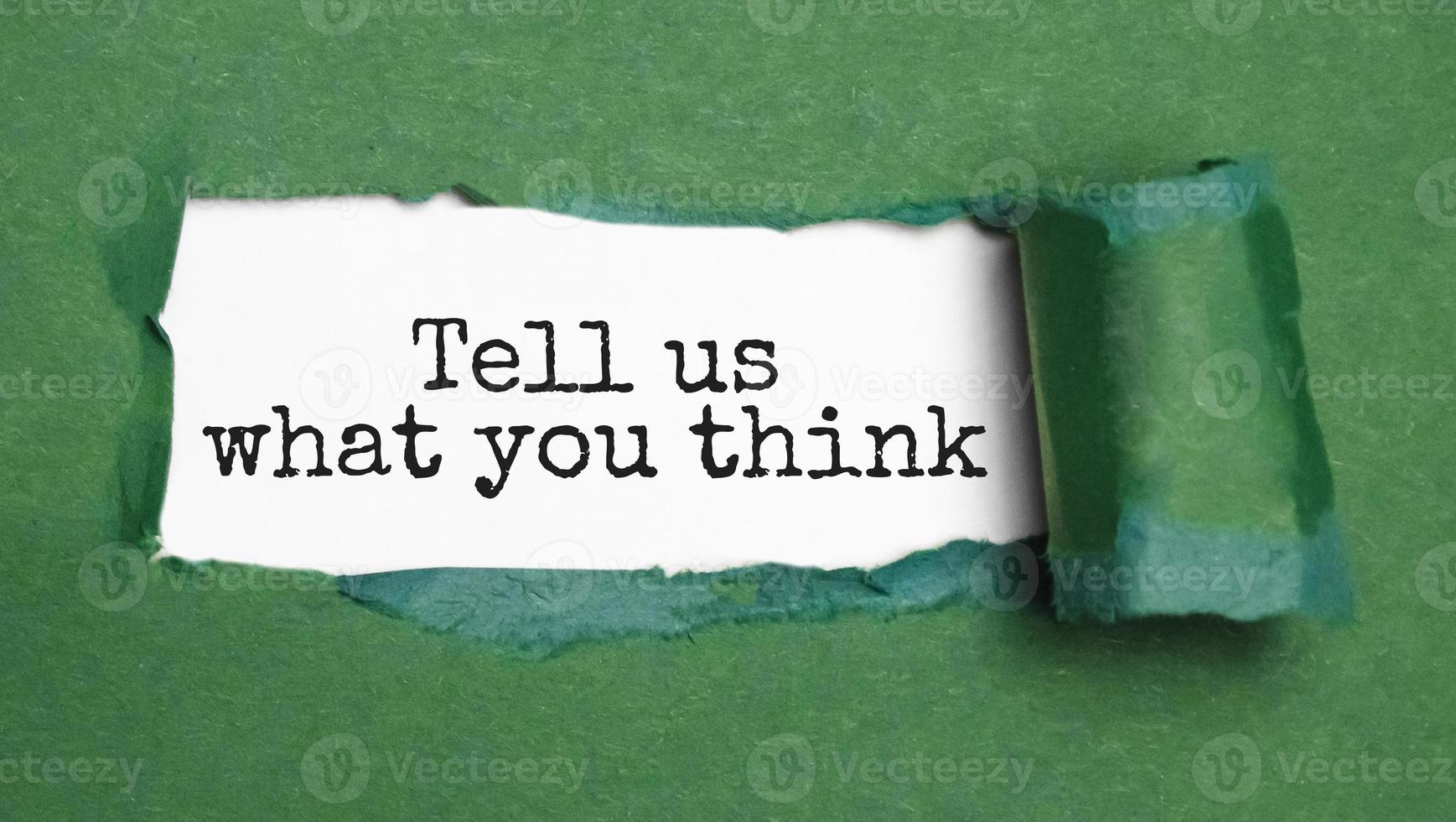 diga-nos o que você pensa palavra escrita sob papel rasgado foto